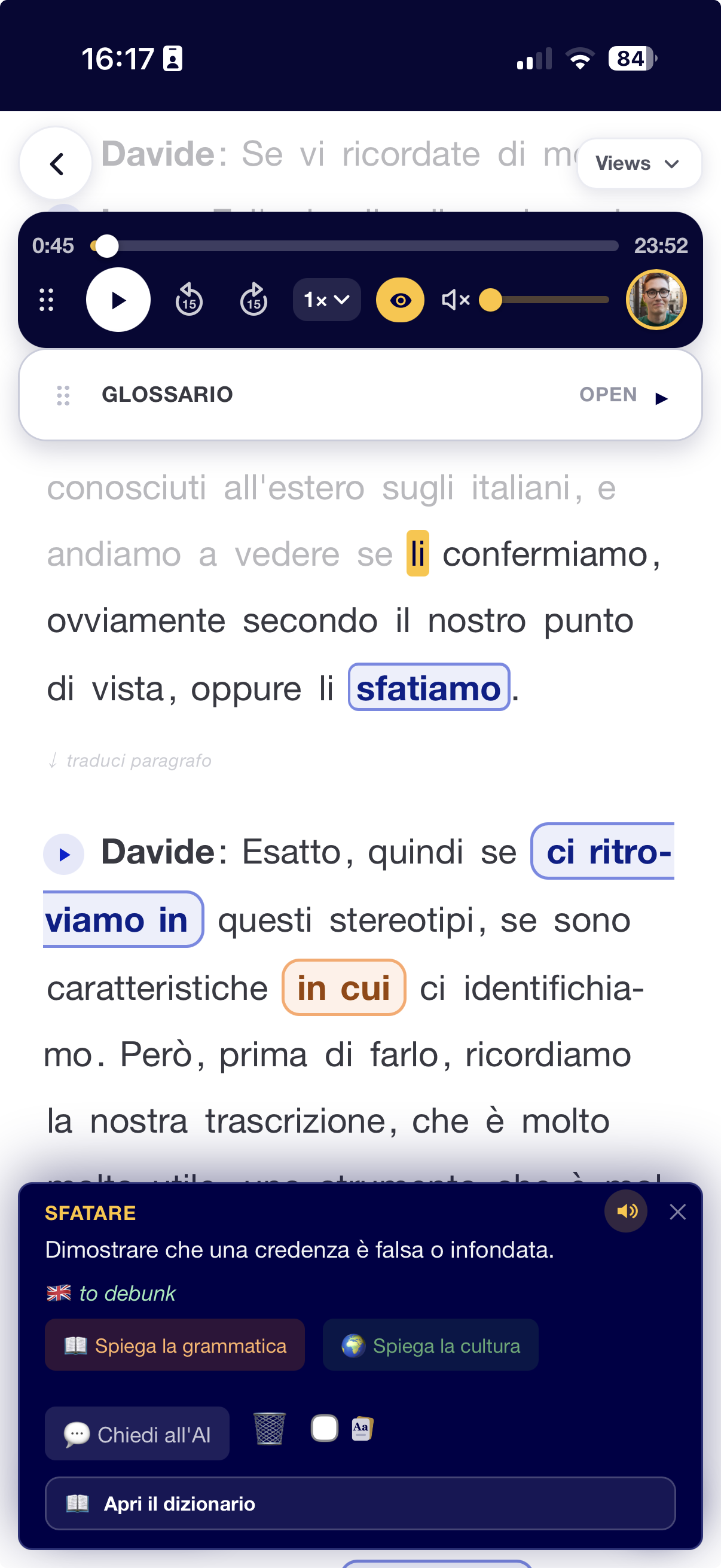 Il player interattivo di Italiano Vivo sul telefono: audio e trascrizione sincronizzati, una parola toccata apre la scheda con definizione e traduzione.